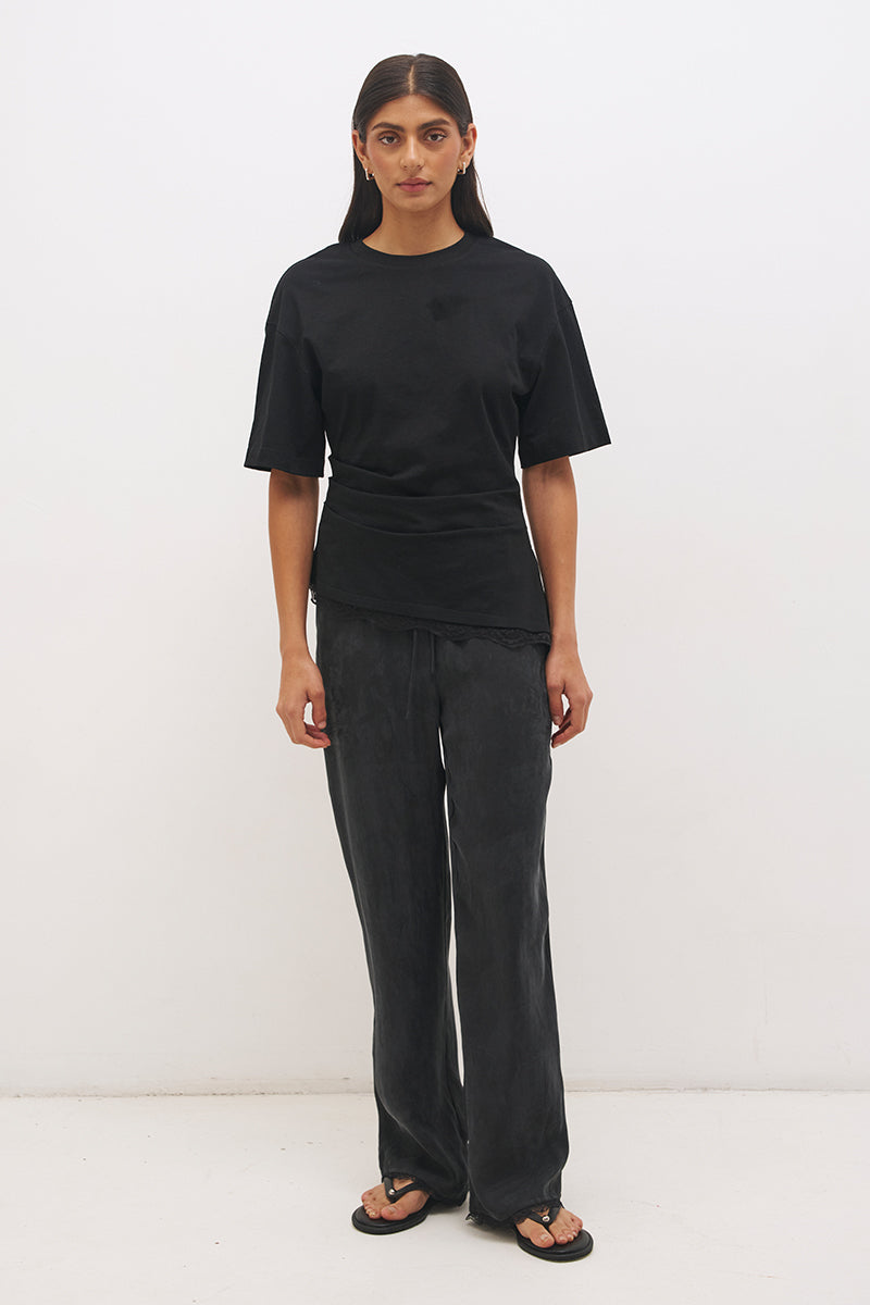 Cotton jersey tee with cinched waist, angled tuck detail, side splits and lace trim hem
