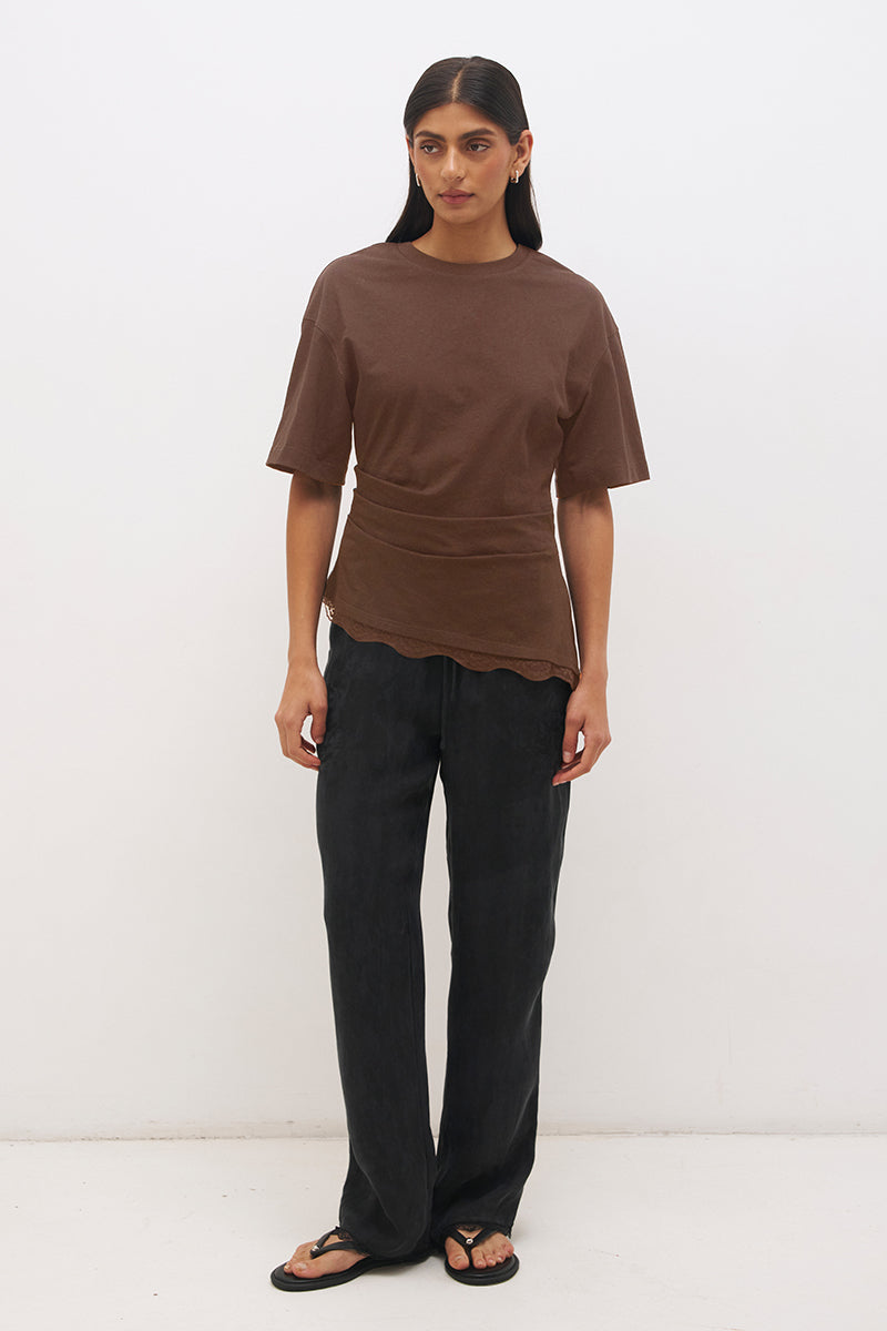 Cotton jersey tee with cinched waist, angled tuck detail, side splits and lace trim hem