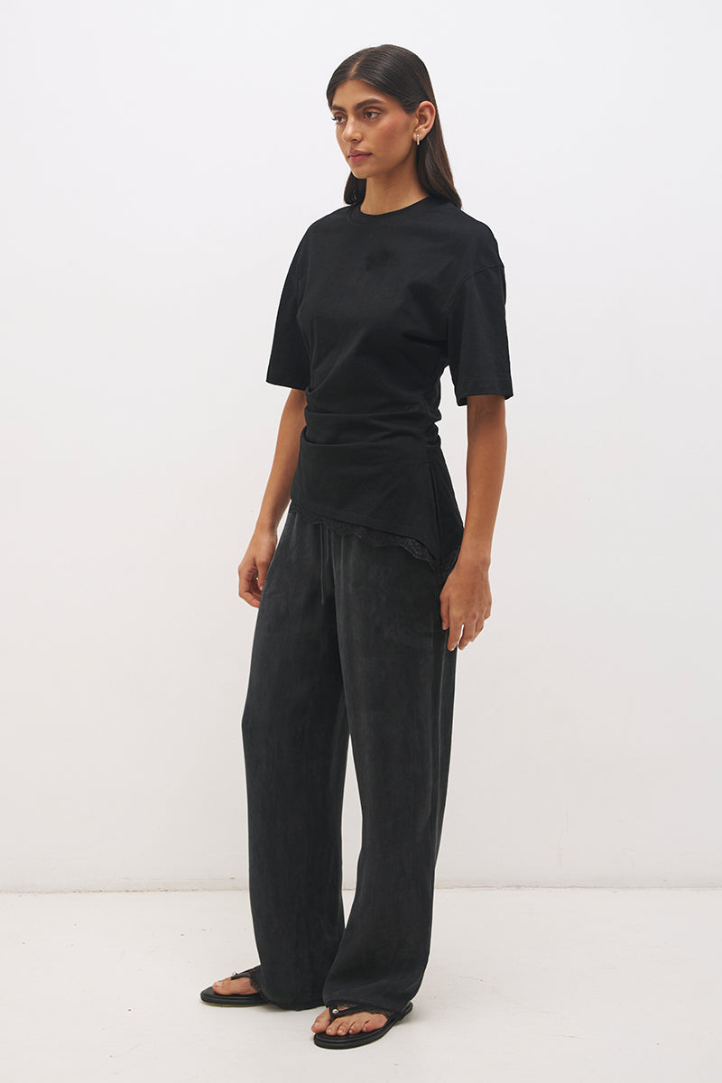 Cotton jersey tee with cinched waist, angled tuck detail, side splits and lace trim hem