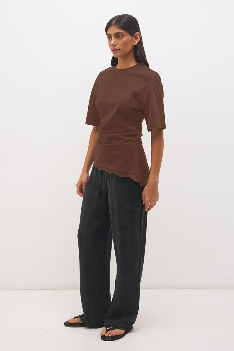 Cotton jersey tee with cinched waist, angled tuck detail, side splits and lace trim hem