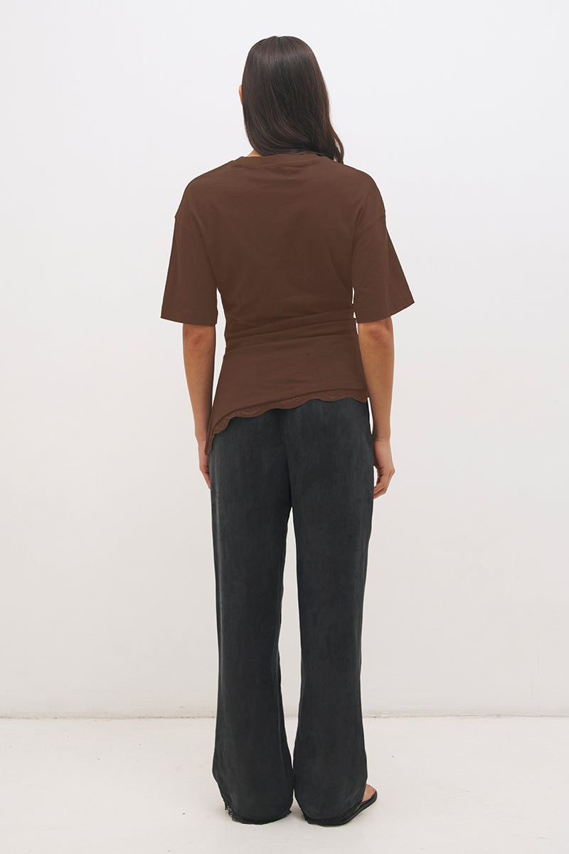 Cotton jersey tee with cinched waist, angled tuck detail, side splits and lace trim hem