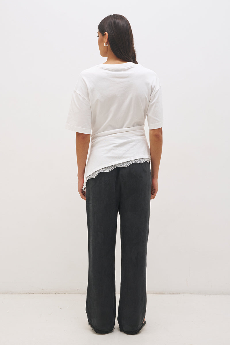 Cotton jersey tee with cinched waist, angled tuck detail, side splits and lace trim hem