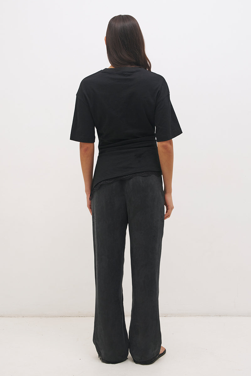 Cotton jersey tee with cinched waist, angled tuck detail, side splits and lace trim hem